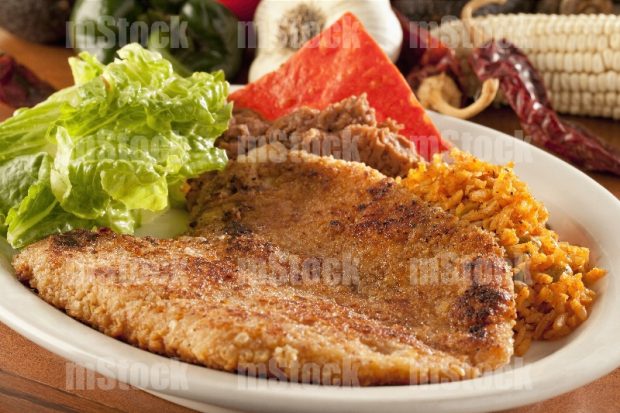 Milanesa Empanizada con arroz y frijoles