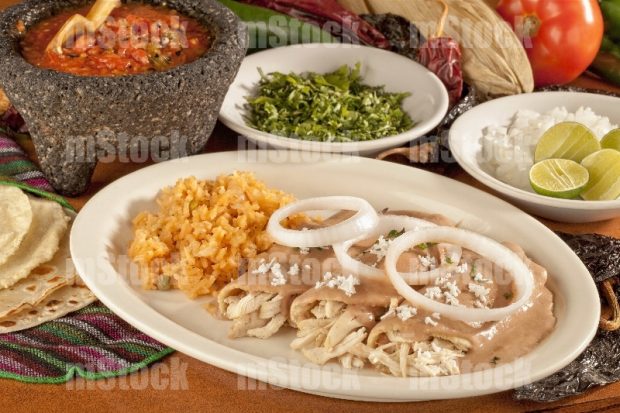 Enfrijoladas de pollo con queso