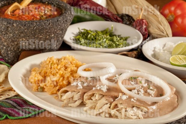 Enfrijoladas rellenas de pollo