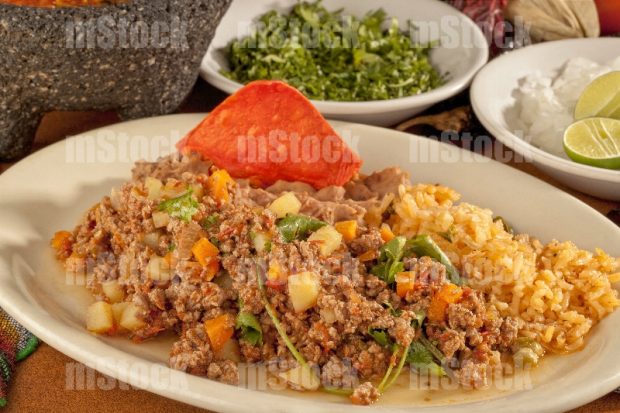 Picadillo de Res con arroz y frijoles