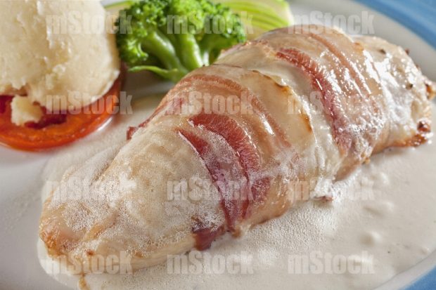 Pechuga de pollo envuelta en tocino