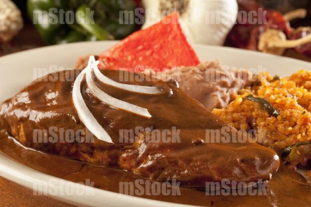 Pechuga de Pollo con Mole Rojo