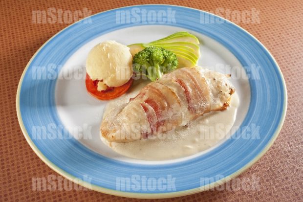 Pechuga de pollo rellena envuelta en tocino