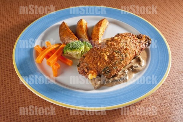 Pechuga de pollo rellena de espinacas y queso con champiñones