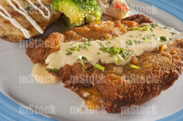 Pechuga de pollo empanizada y rellena de jamón y queso