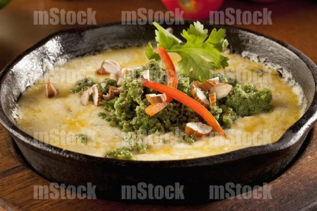 Queso flameado con chorizo y almendras