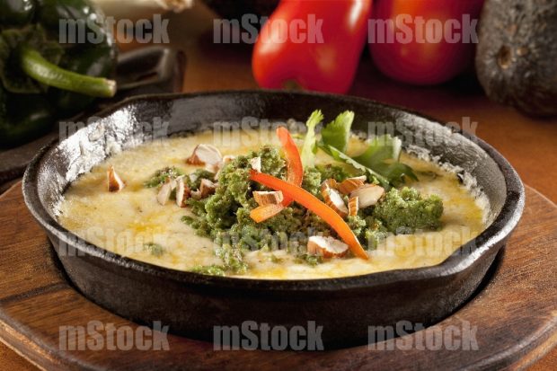 Queso fundido con chorizo y almendras