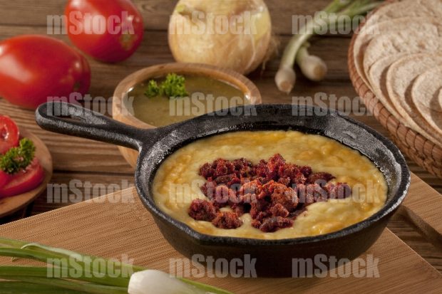 Queso fundido y chorizo