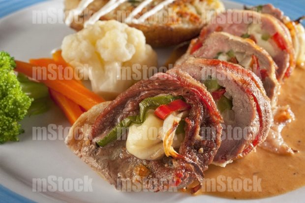 Rollo de carne relleno de queso y pimientos