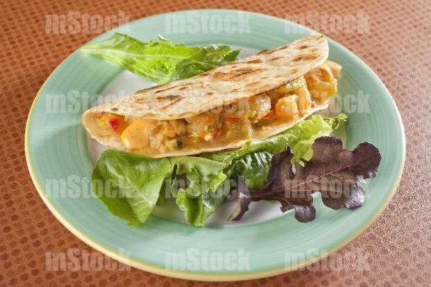Taco de camarones en salsa
