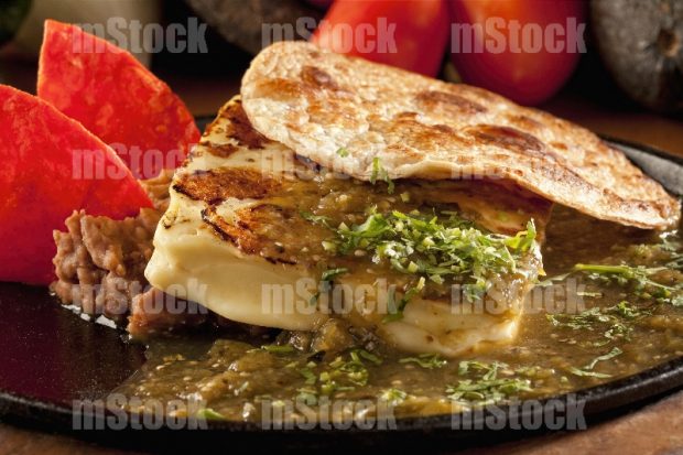 Queso Panela asado en salsa molcajeteada
