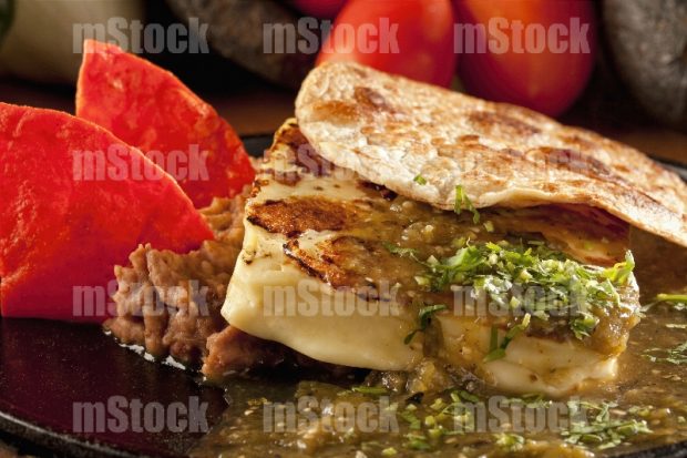 Queso Panela asado en salsa verde molcajeteada