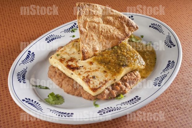 Queso Panela asado sobre frijoles