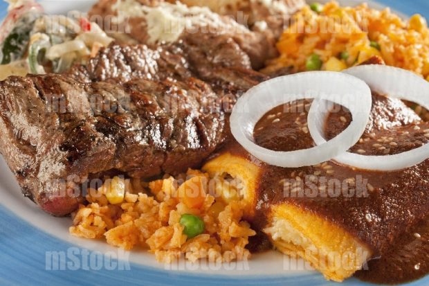 Tampiqueña con enchiladas con mole