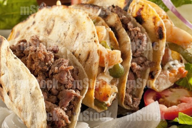 Tacos de carne asada y de camarón