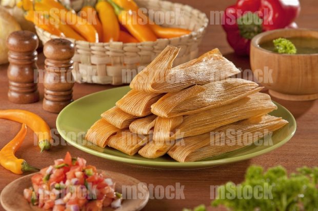 Tamales con salsas y pico de gallo