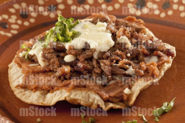 Volcán de carne y queso