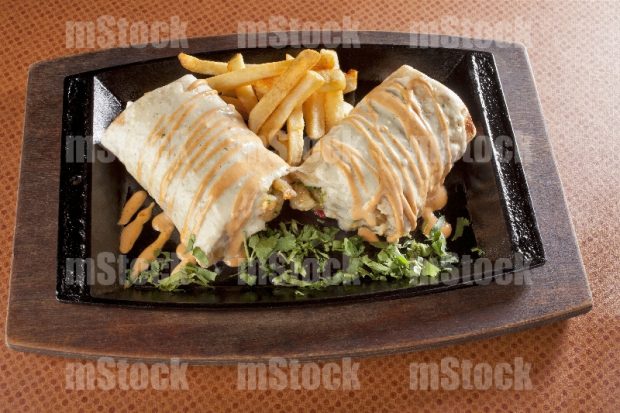 Burrito de Camarón con papas fritas