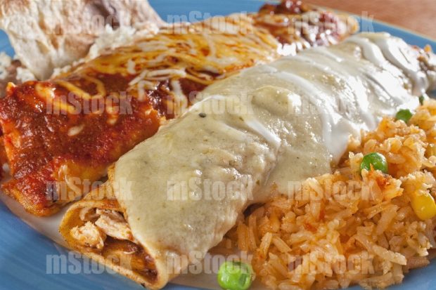 Enchiladas divorciadas con arroz y frijoles