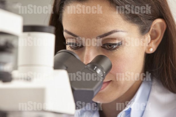 Científica con microscopio