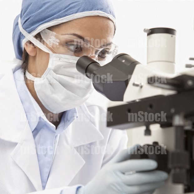 Doctora con el Microscopio