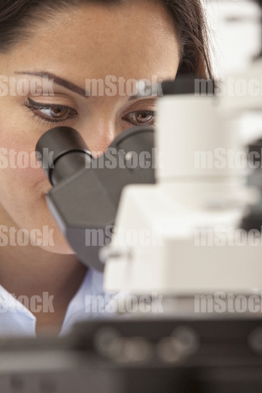 Doctora con microscopio close-up