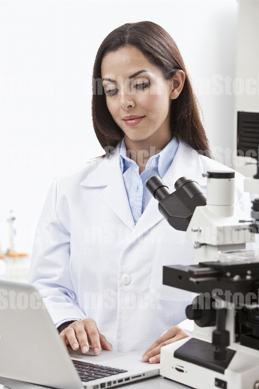 Doctora con Microscopio Metalográfico