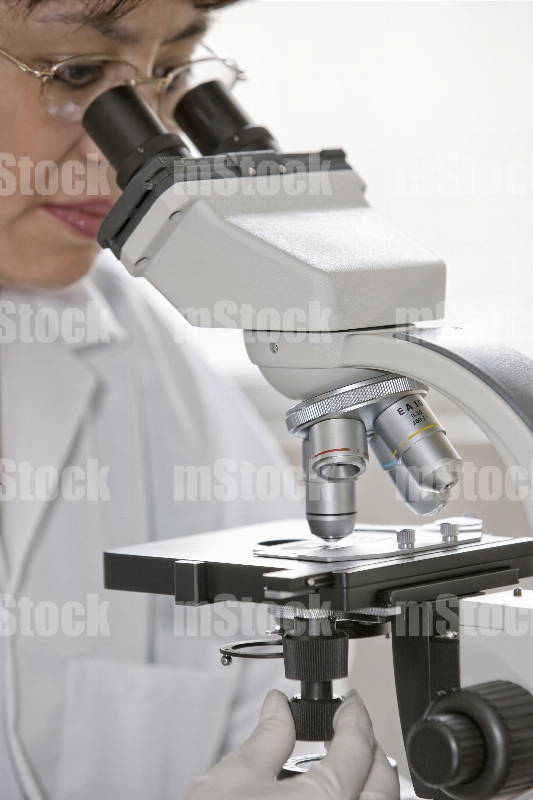Doctora con Microscopio