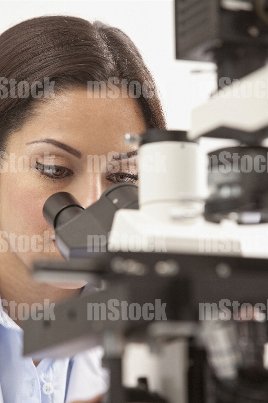 Doctora usando Microscopio