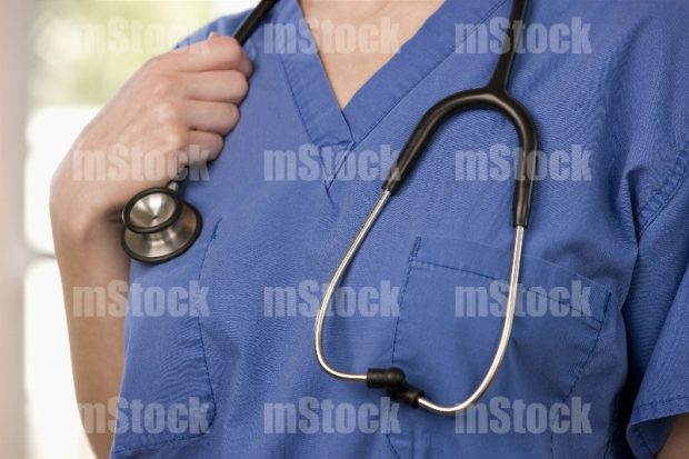Enfermera con Estetoscopio Médico