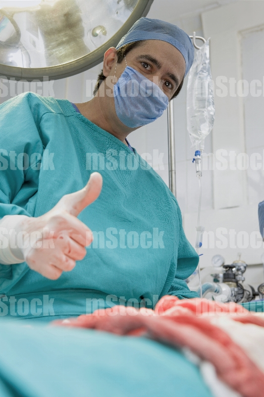 Cirujano feliz en Quirófano