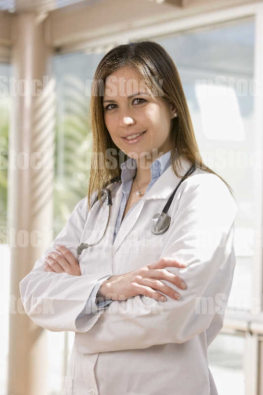 Doctora con brazos cruzados