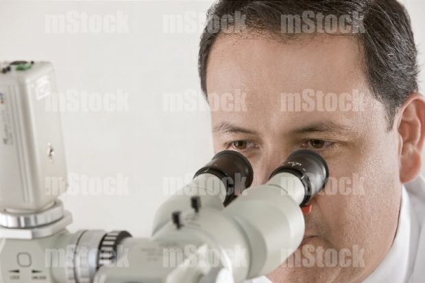 Doctor con Microscopio