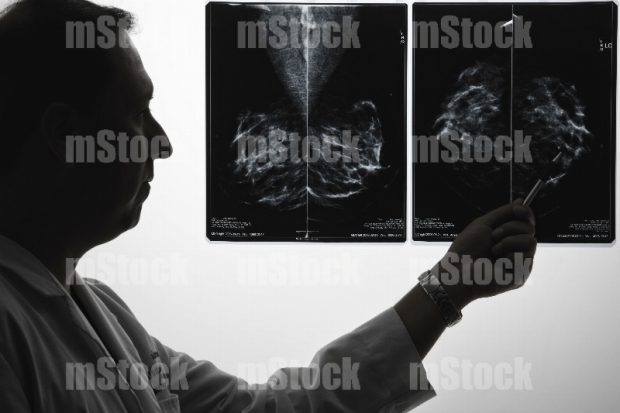Doctor en consultorio mostrando radiografía