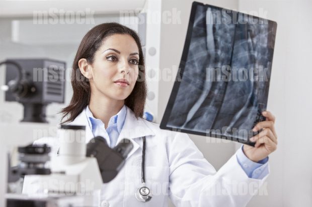 Doctora analizando Rayos X