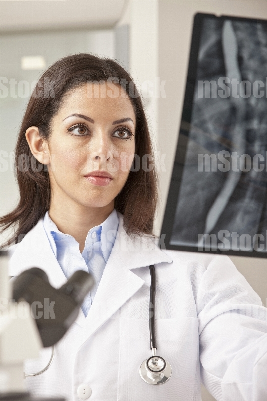 Doctora examinando Radiografía