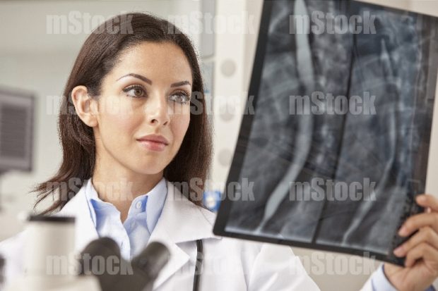 Doctora examinando una Radiografía