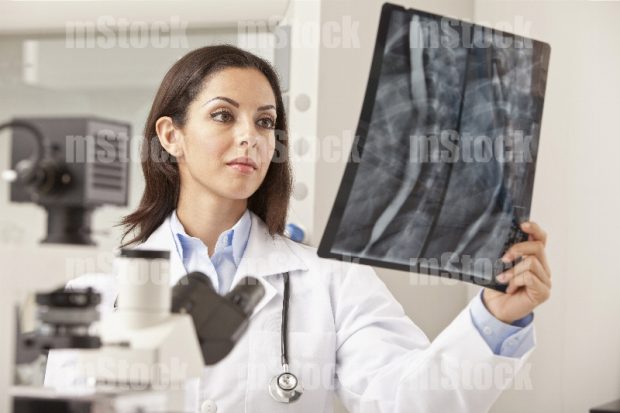 Doctora mirando Radiografía
