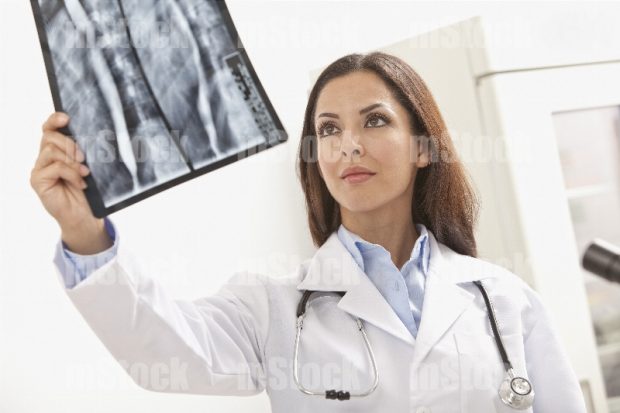 Doctora revisando De Rayos X