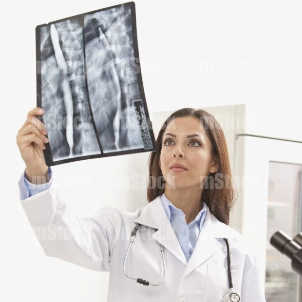Doctora revisando radiografía
