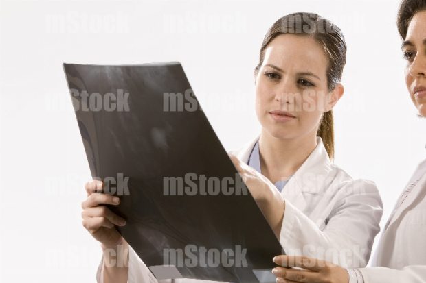 Doctoras revisando Radiografía