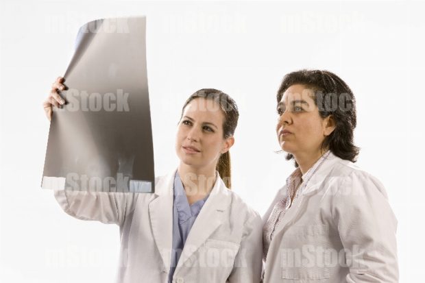 Doctoras revisando Rayos X