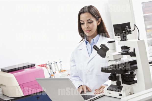 Doctora analizando resultados del Microscopio Metalográfico