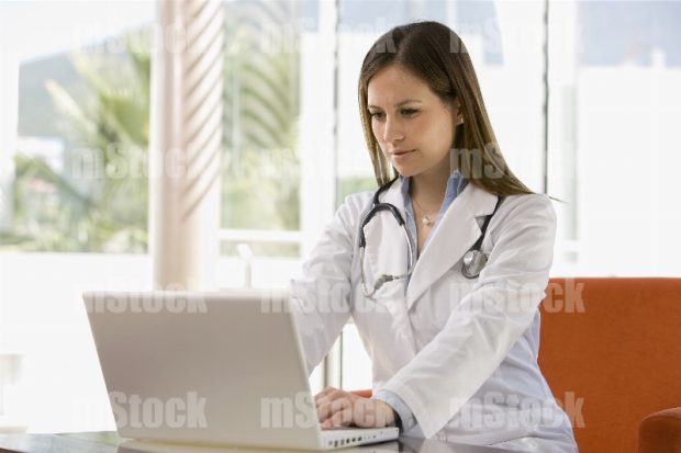 Doctora con Laptop en consultorio