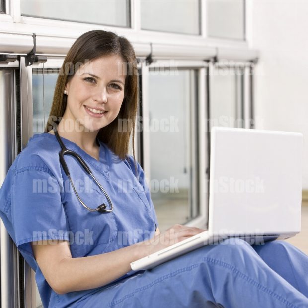 Doctora de guardia con computadora