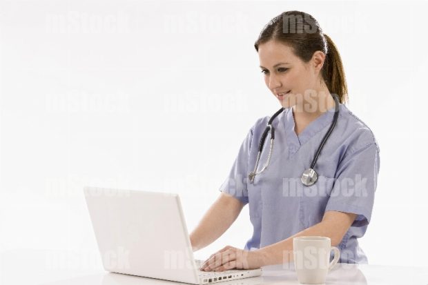 Doctora escribiendo datos del paciente