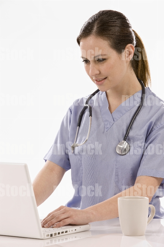 Doctora escribiendo Historia Clínica
