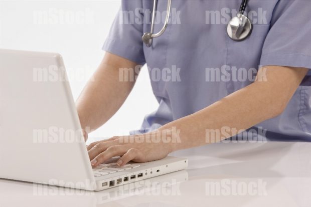 Doctora escribiendo Informe Médico