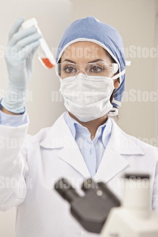Doctora con muestra para Microscopio