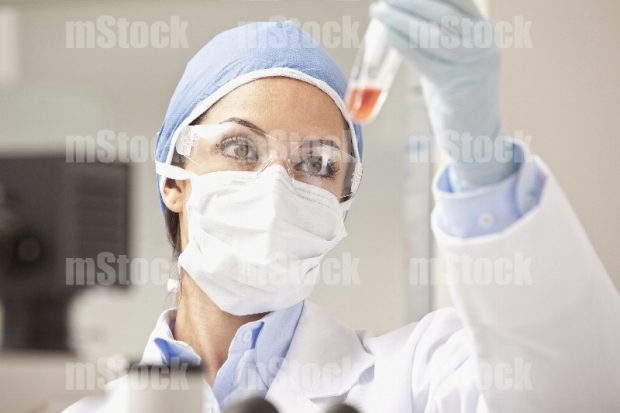 Doctora con tubo con muestra